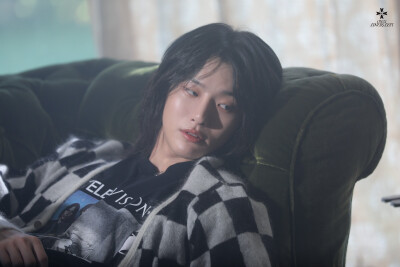 211020 承衍官推更新：
[WOODZ(曹承衍) POST]
WOODZaket BEHIND
#WOODZ #曹承衍 #WAITING
#ONLY_LOVERS_LEFT #OLL