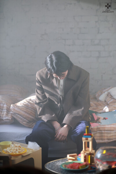 211020 承衍官推更新：
[WOODZ(曹承衍) POST]
WOODZaket BEHIND
#WOODZ #曹承衍 #WAITING
#ONLY_LOVERS_LEFT #OLL