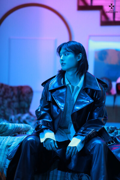 211020 承衍官推更新：
[WOODZ(曹承衍) POST]
WOODZaket BEHIND
#WOODZ #曹承衍 #WAITING
#ONLY_LOVERS_LEFT #OLL