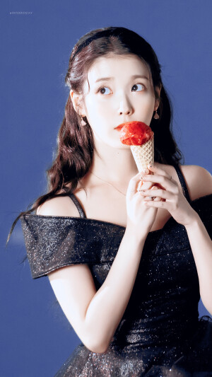 IU | strawberry moon拍摄花絮
cr: ERYUERENJIAN