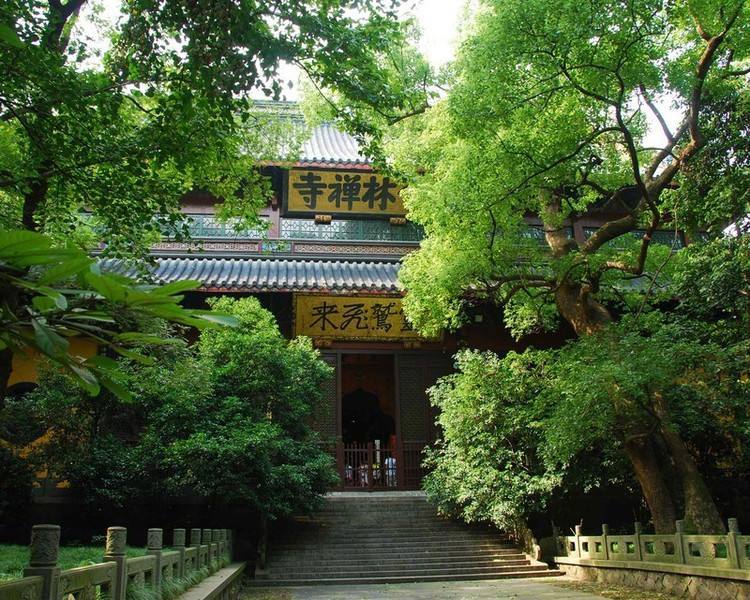 楼观沧海日，门对浙江潮。
-唐·宋之问《灵隐寺》