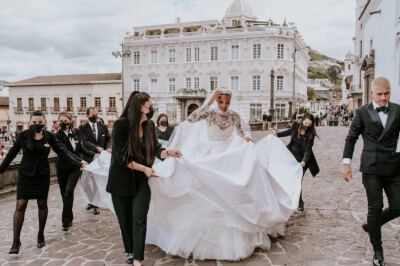 Jasmine Tookes & Juan David Borero 婚礼与幕后
Jasmine Tookes: Zuhair Murad to Her Enchanted Secret Garden Wedding in Ecuador
[weibo@FSOutfits]