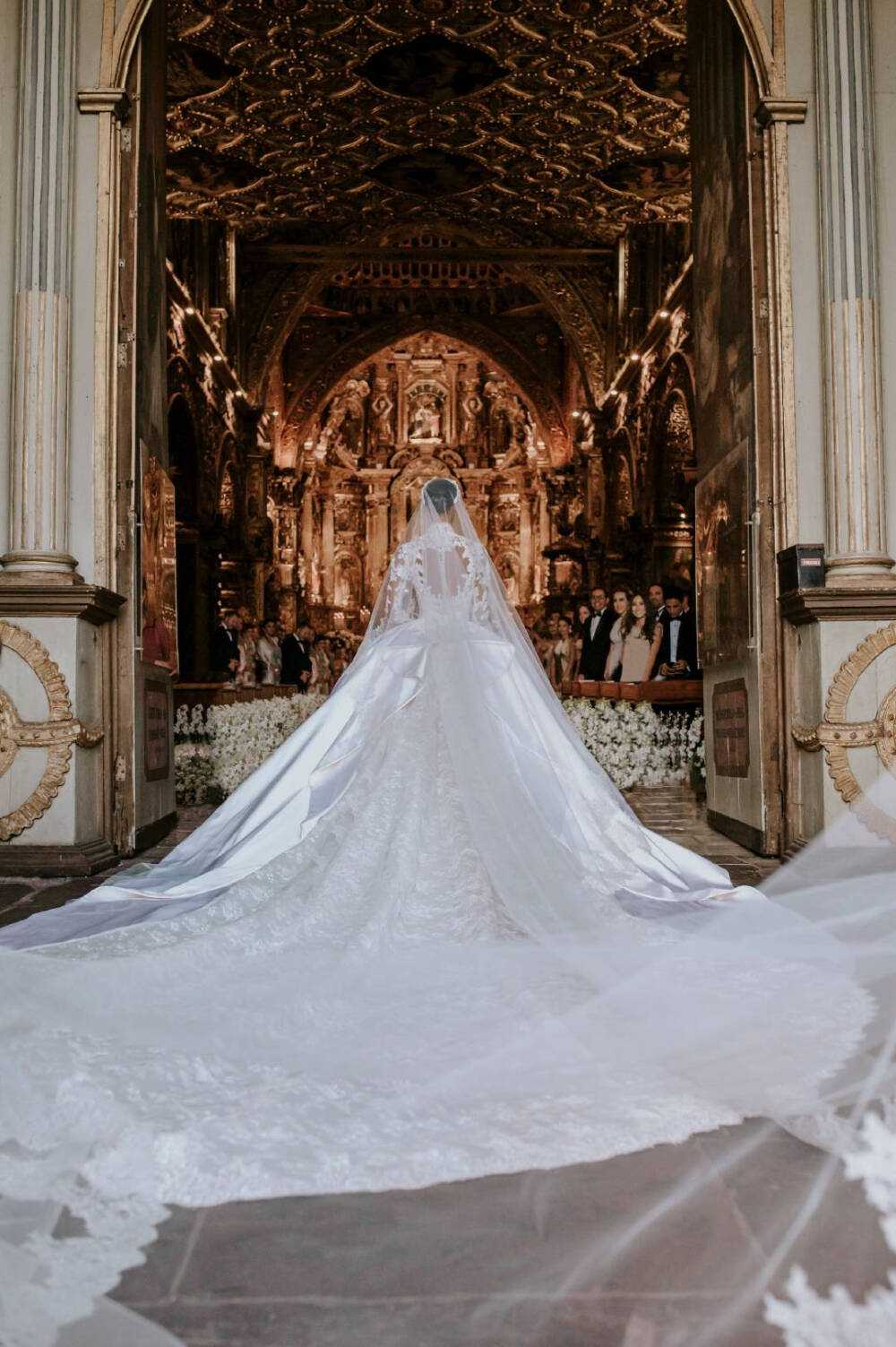 Jasmine Tookes & Juan David Borero 婚礼与幕后
Jasmine Tookes: Zuhair Murad to Her Enchanted Secret Garden Wedding in Ecuador
[weibo@FSOutfits]