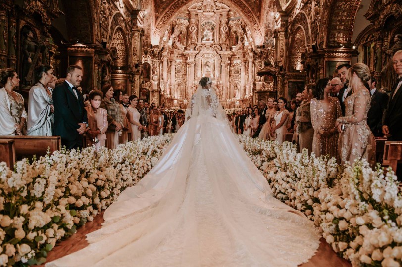 Jasmine Tookes & Juan David Borero 婚礼与幕后
Jasmine Tookes: Zuhair Murad to Her Enchanted Secret Garden Wedding in Ecuador
[weibo@FSOutfits]