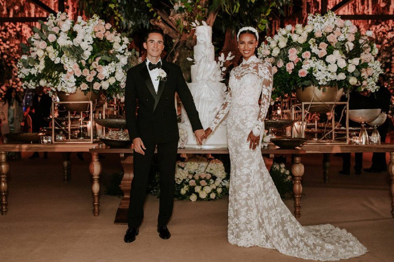 Jasmine Tookes & Juan David Borero 婚礼与幕后
Jasmine Tookes: Zuhair Murad to Her Enchanted Secret Garden Wedding in Ecuador
[weibo@FSOutfits]