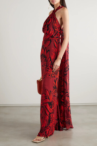 Johanna Ortiz 以“精致、独特和毫不费力的优雅”形容这款 “Pensamiento Silvestre” 连衣裙，它将是你出席婚礼、晚宴等各种特殊场合的迷人佳选。单品裁自轻盈的真丝乔其纱，印有绚丽的花卉图案，挂脖系带可调整，…