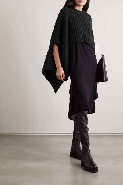 Ann Demeulemeester 尤擅打造细节出众的时髦服饰，这款毛衣上便别出心裁地设有三处挖洞，穿法多样，带来丰富的造型可能。单品以绒软的羊驼毛羊毛混纺纱线精心织成，罗纹纹理更添垂坠质感。