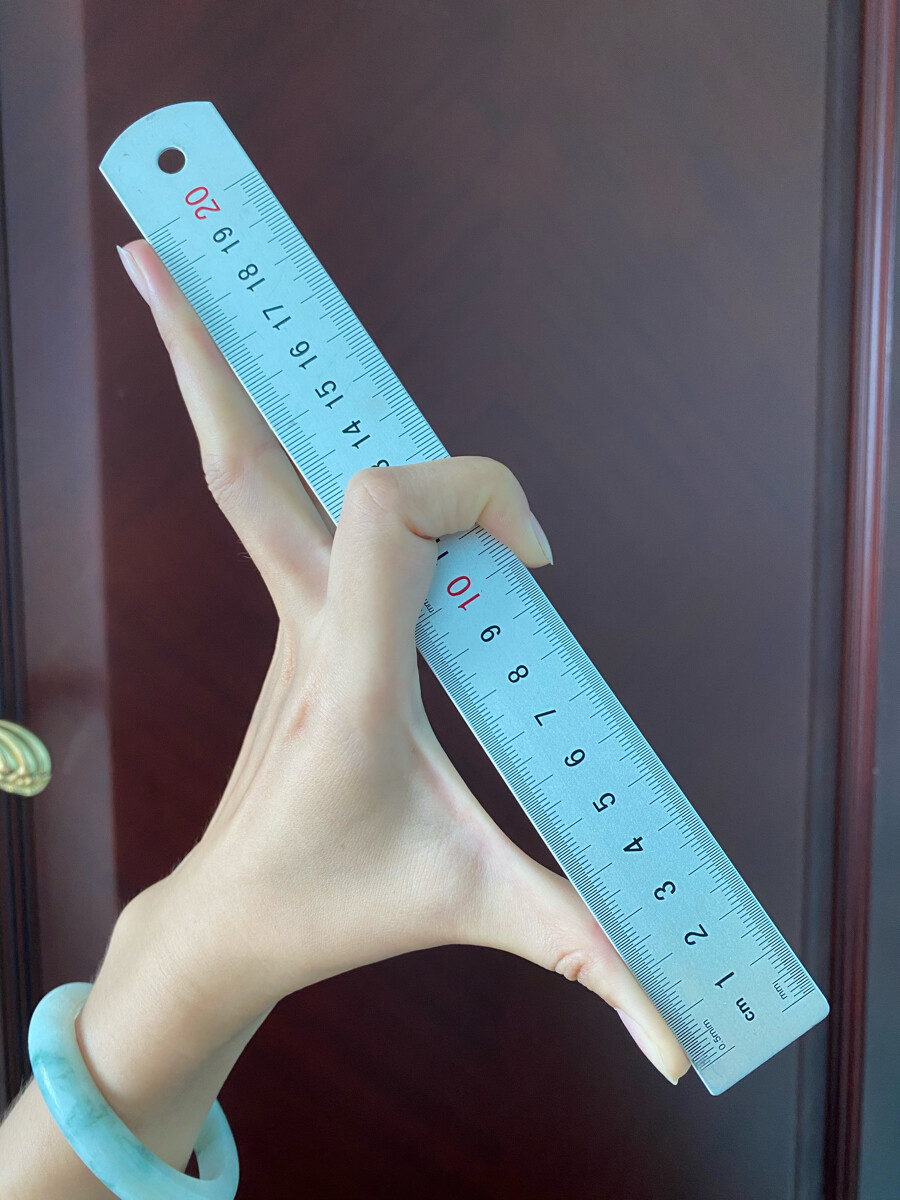 1、深夜的螺狮粉配桂花香
2、好久没煮“营养均衡”番茄菌菇汤，好喝
3、月亮跑到窗帘中间偷看我被我发现了
4、小朋友捏的粘土好可爱
5、端午节没包完的粽叶终于用完
6、天气好时，可以看到光的形状
7、小区绿化修剪，捡了桂花树枝回来打磨成簪棍，比买的好用，盘发轻便不扯头发
8、被要求“脱土”邮寄的铃兰
9、这手不拿去打太极可惜了，最近突然好想去武当山学武功