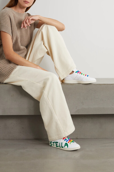 Stella McCartney 这款 “Stan Smith” 运动鞋是品牌联手 adidas Originals 和穿戴艺术家 Ed Curtis 打造而成，趣意十足，色彩缤纷。它以柔软的纯素皮革制成，相信 Stella 的粉丝们定会认出鞋面的星形穿孔细节。