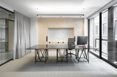 对称的接待处以及悬挂在天花板上的标志自豪地展示了该机构的可达性和存在感。从一开始，这个空间就表达了一种精致、别致和专业的概念。工作空间提供了各种各样的飞地和协作区域，以满足企业团队要完成的不同任务。中…