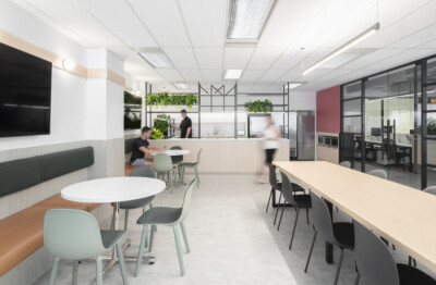 对称的接待处以及悬挂在天花板上的标志自豪地展示了该机构的可达性和存在感。从一开始，这个空间就表达了一种精致、别致和专业的概念。工作空间提供了各种各样的飞地和协作区域，以满足企业团队要完成的不同任务。中…