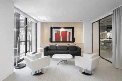 对称的接待处以及悬挂在天花板上的标志自豪地展示了该机构的可达性和存在感。从一开始，这个空间就表达了一种精致、别致和专业的概念。工作空间提供了各种各样的飞地和协作区域，以满足企业团队要完成的不同任务。中…