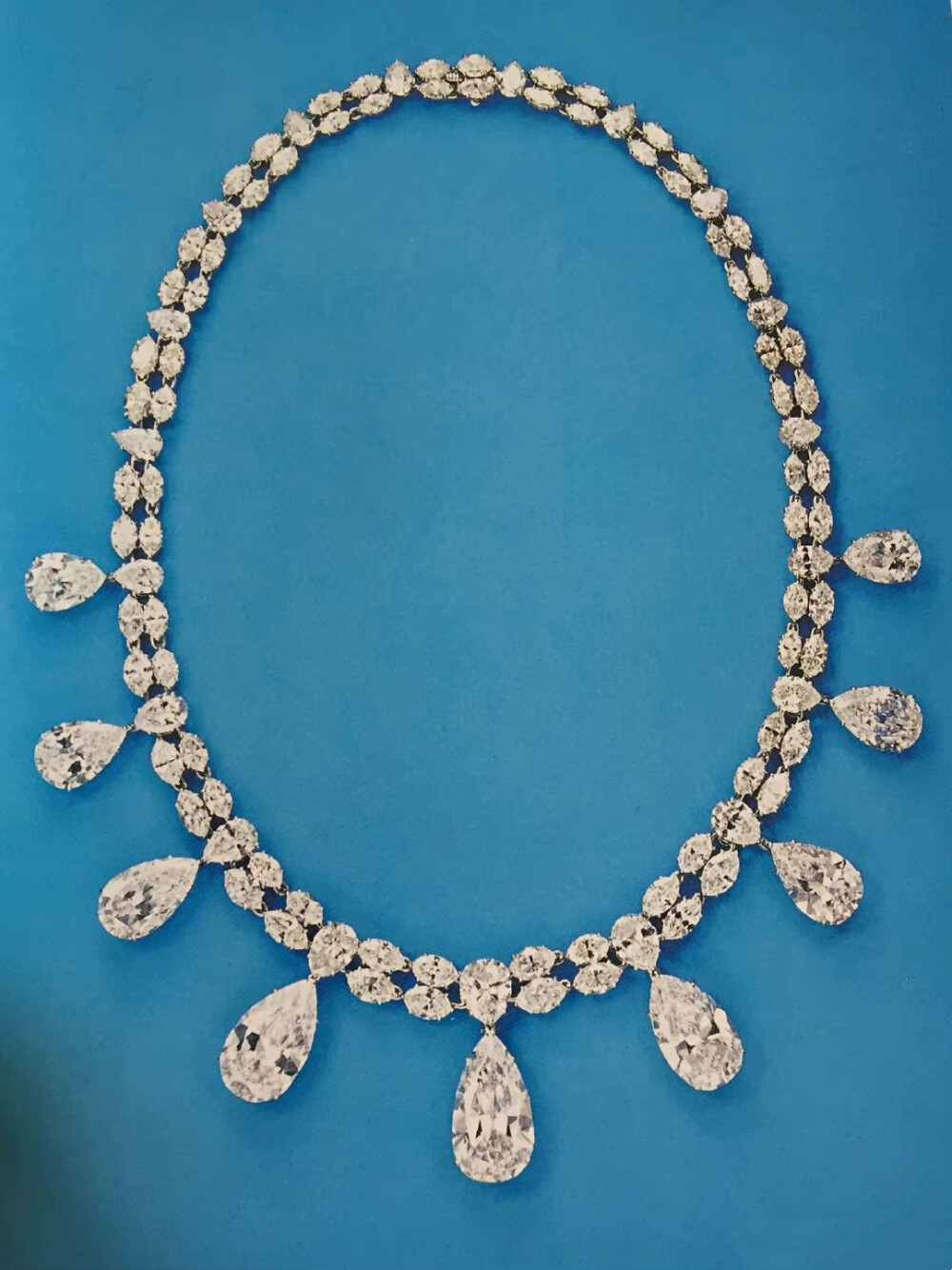 Princess Soraya’s Harry Winston Diamond Necklace 伊朗王后索拉雅的海瑞·温斯顿钻石项链，购买于上世纪20年代中期，刚好是她当伊朗王后的那几年，项链由两排现代切割的钻石组成，底部悬挂着九颗大小不一的梨形钻石，制造于珠宝商Harry·Winston。
