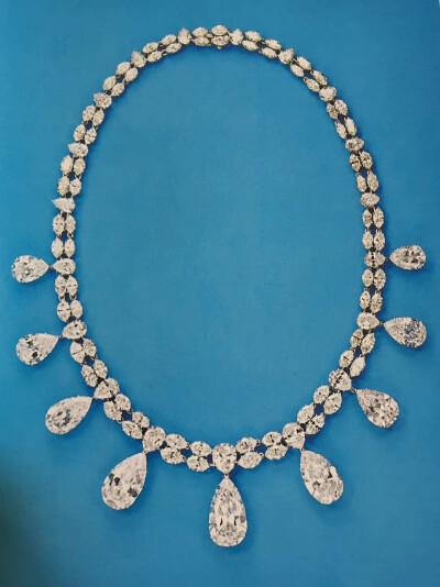 Princess Soraya’s Harry Winston Diamond Necklace 伊朗王后索拉雅的海瑞·温斯顿钻石项链，购买于上世纪20年代中期，刚好是她当伊朗王后的那几年，项链由两排现代切割的钻石组成，底部悬挂着九颗大小不一的梨形钻…