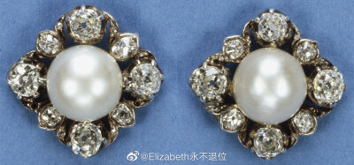 The Duchess of Teck's Pearl Earrings 这对珍珠配钻石耳钉原本属于英王乔治三世的女儿格洛斯特公爵夫人玛丽公主，1857年公主去世之后这对耳钉就作为遗赠留给了她的侄女兼教女泰克公爵夫人玛丽·阿德莱德公主，1897年…