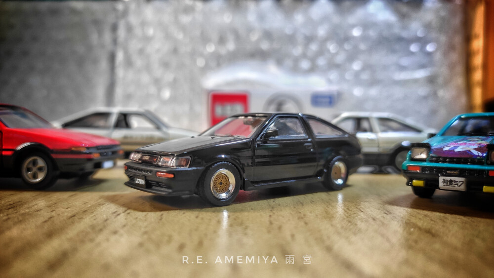 Toyota Sprinter Trueno 和Corolla Levin .其并不完全等同于現(xiàn)在的花冠卡羅拉及其姊妹車(chē)系雷凌。AE車(chē)系下的Trueno和Levin的定位是和現(xiàn)在家用買(mǎi)菜車(chē)的花冠雷凌不同的。
圖中無(wú)論是跳燈還是明燈版的代號(hào)都叫AE 86，而并非像頭文字D中很多人誤解的跳燈是86明燈是85那樣。明燈的叫l(wèi)evin，跳燈叫trueno，相當(dāng)于分別是秋山涉和藤原拓海的86那樣。