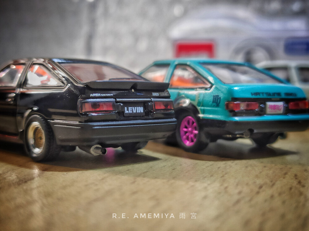 Toyota Sprinter Trueno 和Corolla Levin .其并不完全等同于現(xiàn)在的花冠卡羅拉及其姊妹車系雷凌。AE車系下的Trueno和Levin的定位是和現(xiàn)在家用買菜車的花冠雷凌不同的。
圖中無論是跳燈還是明燈版的代號都叫AE 86，而并非像頭文字D中很多人誤解的跳燈是86明燈是85那樣。明燈的叫l(wèi)evin，跳燈叫trueno，相當(dāng)于分別是秋山涉和藤原拓海的86那樣。