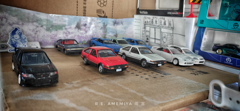 Toyota Sprinter Trueno 和Corolla Levin .其并不完全等同于现在的花冠卡罗拉及其姊妹车系雷凌。AE车系下的Trueno和Levin的定位是和现在家用买菜车的花冠雷凌不同的。
图中无论是跳灯还是明灯版的代号都叫AE 86，而并非像头文字D中很多人误解的跳灯是86明灯是85那样。明灯的叫levin，跳灯叫trueno，相当于分别是秋山涉和藤原拓海的86那样。