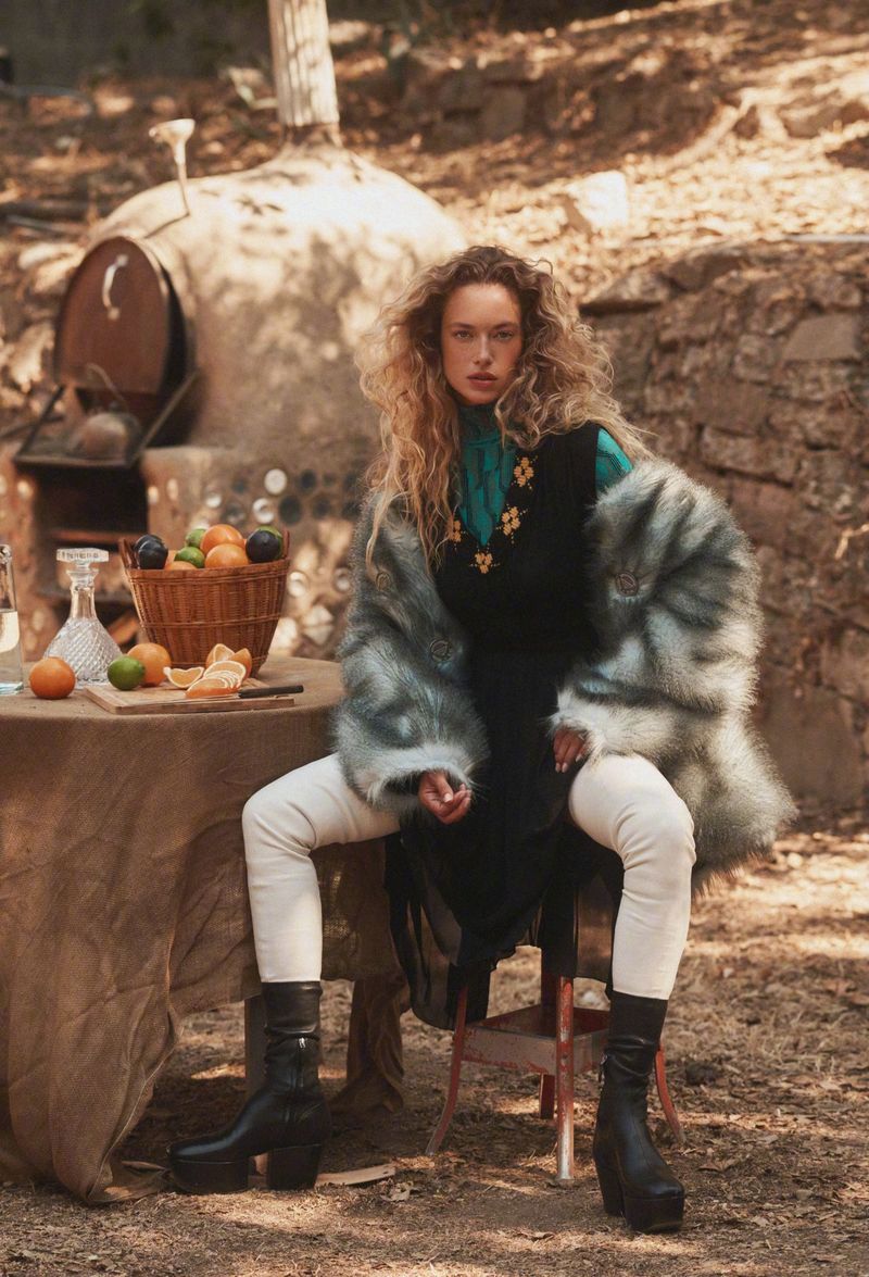 Harper's Bazaar Greece October 2021 希腊版芭莎十月刊 “The Great Outdoors”
模特: Hannah Ferguson
摄影: Caleb & Gladys
[weibo@小象王国]