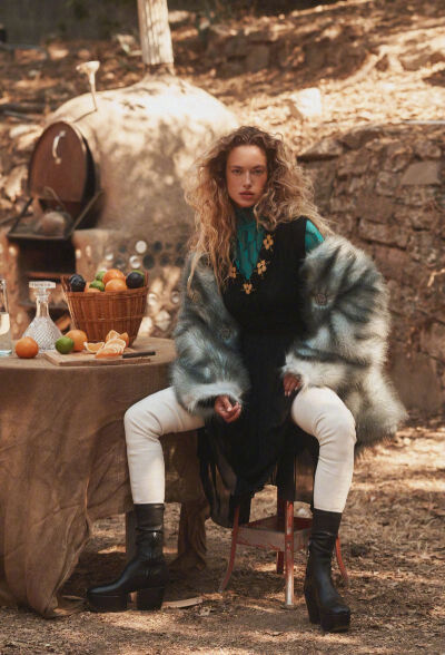 Harper's Bazaar Greece October 2021 希腊版芭莎十月刊 “The Great Outdoors”
模特: Hannah Ferguson
摄影: Caleb & Gladys
[weibo@小象王国]