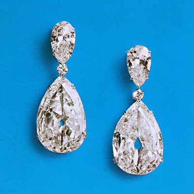 两颗来自印度戈尔康达、曾属于印度印多尔王公及其王妃的水滴型切工钻石。两颗钻石分别重达46.62克拉及44.18克拉。目前属于罗伯特·穆阿瓦德藏品系列，被做成一对耳环。 ​​​