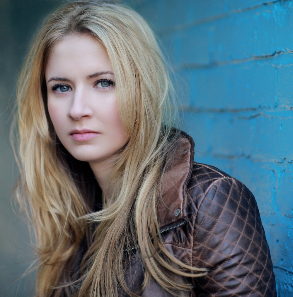 英国女演员伊丽莎·班尼特