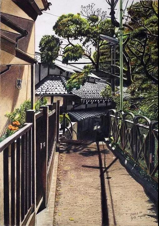 Ryota Hayashi是一位日来自本东京的彩铅画家，他的绘画风格可以很明显地看出，偏向细腻、写实。
