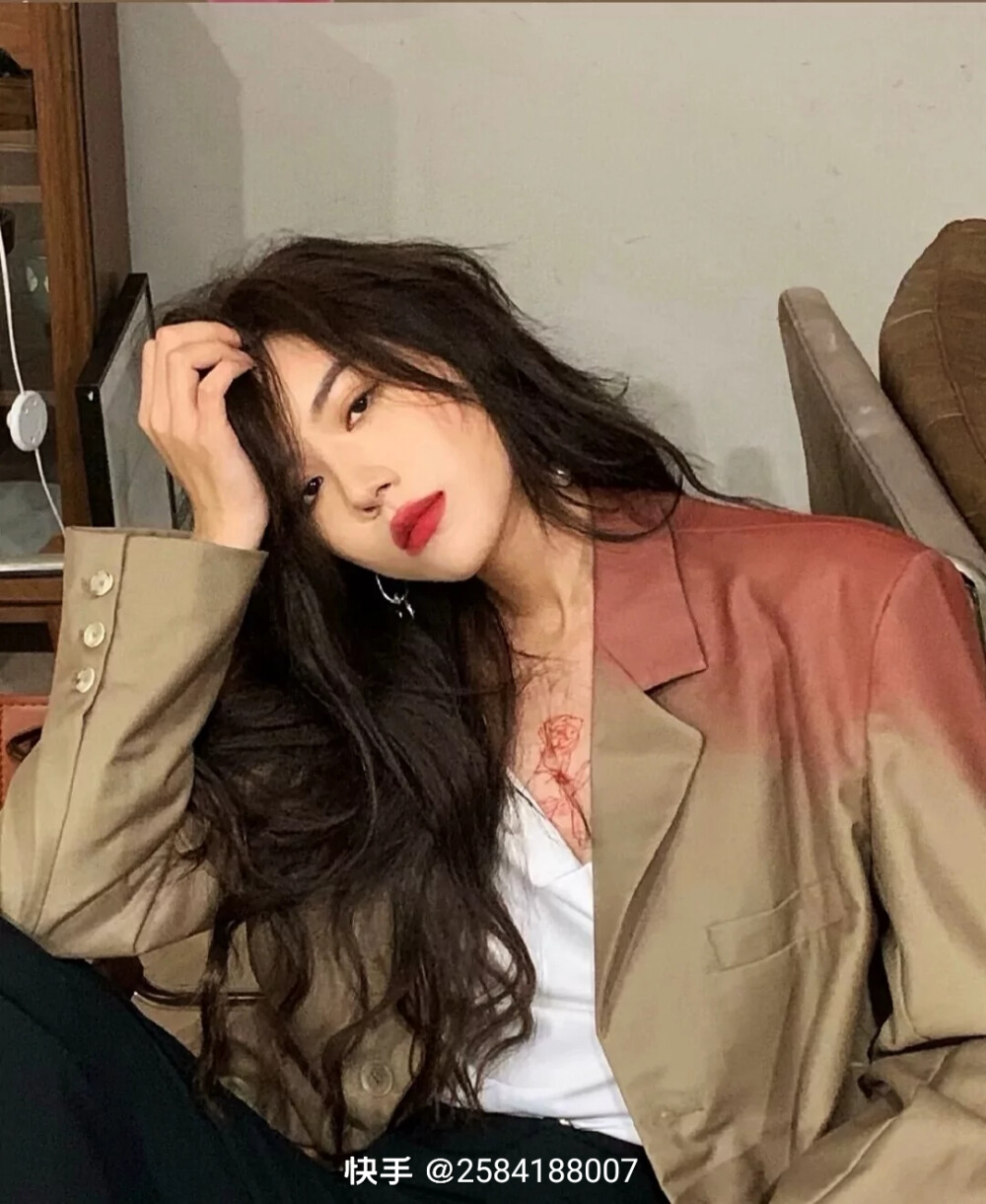 炒鸡好康的小姐姐
图源快手