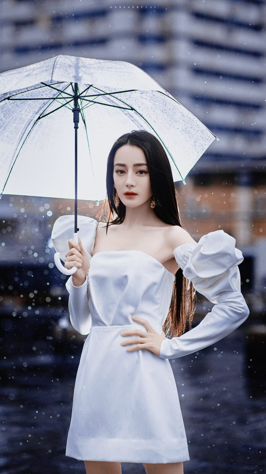 雨中漫步～
迪丽热巴