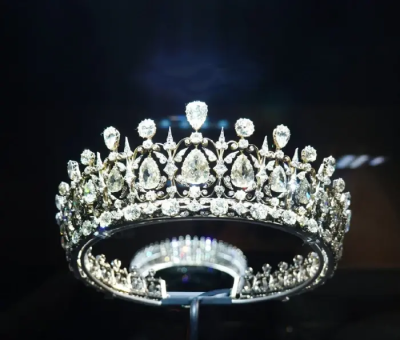 奥斯卡马森设计，他的珠宝作品还包括荷兰的蓝宝石大王冠和西班牙的扇贝王冠，马森和Mellerio有长期合作关系。
