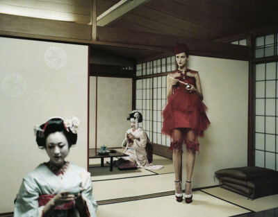 Vogue Nippon December 2008 - "Stranger in a Strange Land"
Carmen Kass by Yelena Yemchuk
[weibo@小象王国]