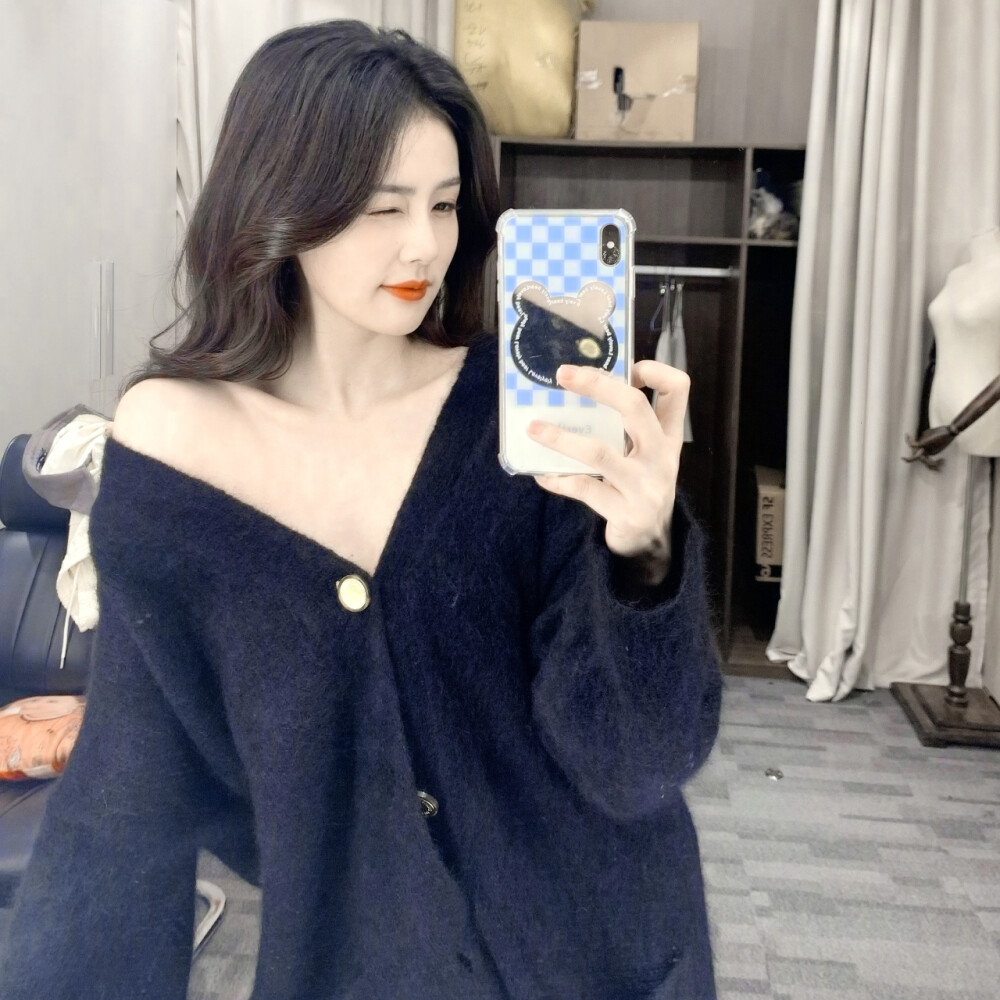 白鹿头像
“喜欢海 喜欢花 喜欢日出和日落 浪漫的年纪别活的太无趣 ​​​”