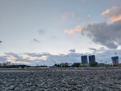 网络上 想说什么就说什么 很少有人能够考虑自己的话有没有伤害到别人 只想成这口舌之快||
那就逃吧 漫山荒野鲜花丛中 浪漫至死不渝