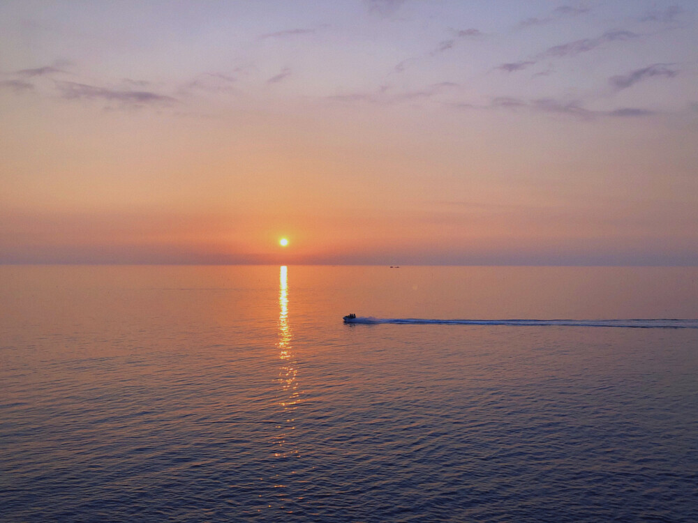 海，落日。