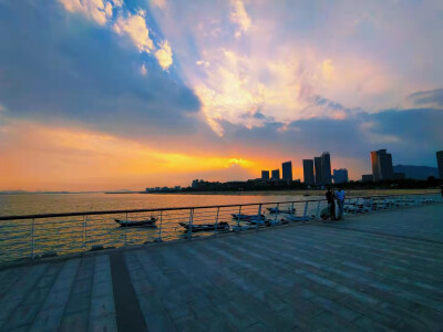 .ू夏天的风吹皱城市的喧嚣༄