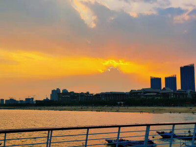 .ू夏天的风吹皱城市的喧嚣༄