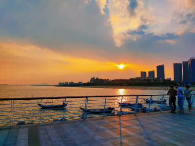 .ू夏天的风吹皱城市的喧嚣༄