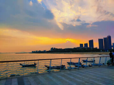 .ू夏天的风吹皱城市的喧嚣༄