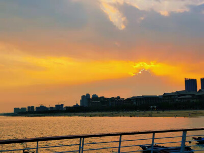 .ू夏天的风吹皱城市的喧嚣༄