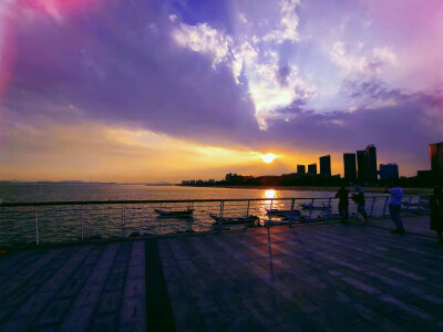 .ू夏天的风吹皱城市的喧嚣༄