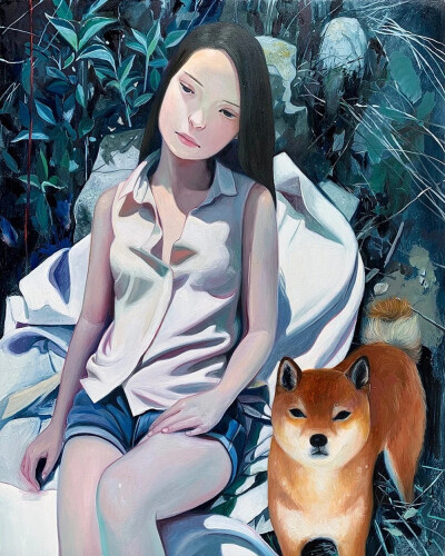 韩国首尔的女画家Joanne Nam
她的作品不仅透着一股神秘
画面的女孩们所处的场景
也大多是幽暗、阴森的树林
给人一种超现实的诡异却奇妙的感受