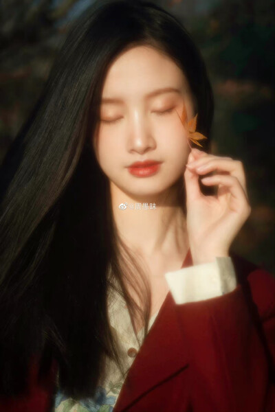 漫天的我落在枫叶上雪花上。
出境：@周愚昧
摄影：@是李小明同学啊