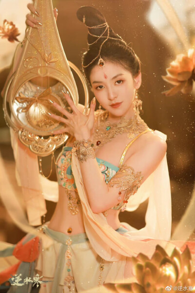 “翩若惊鸿、舞若游龙”
很幸运能亲身感受女神糖糖的惊艳献舞，感谢@逆水寒 的信任～鸿音绝美！言语难以表达现场的震撼，只能用我的镜头记录一二了#逆水寒鸿音#
摄影：@-薄荷白
出境：@唐诗逸Sherry