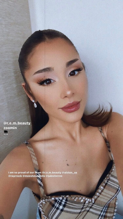 Ariana Grande
REM Beauty会议造型