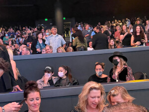 Ariana Grande和丈夫Dalton Gomez出现在了Gwen Stefani的演出上