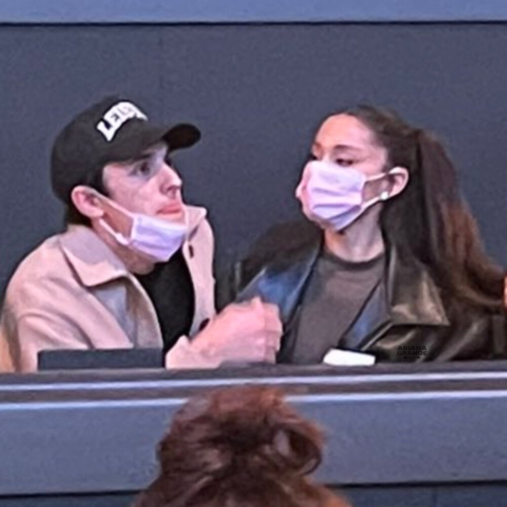 Ariana Grande和丈夫Dalton Gomez出现在了Gwen Stefani的演出上