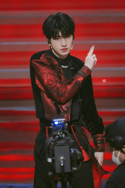 TNT时代少年团 严浩翔
天猫双十一狂欢夜
谁能拒绝舞台上的严浩翔！
cr.Confession告白_严浩翔