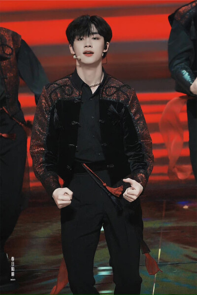 TNT时代少年团 丁程鑫
天猫双十一狂欢夜
“天生为王 逆天改命”
cr.春日陷阱｜丁程鑫