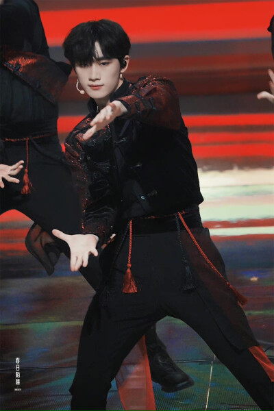 TNT时代少年团 丁程鑫
天猫双十一狂欢夜
“天生为王 逆天改命”
cr.春日陷阱｜丁程鑫