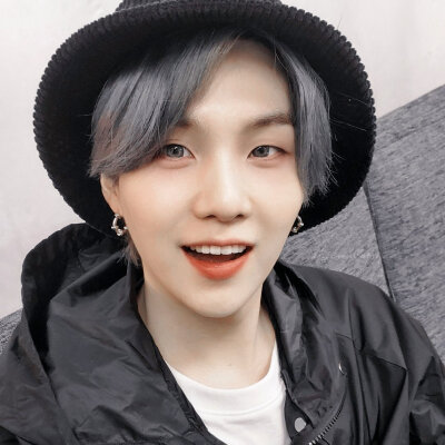 谁能不喜欢小猫呢?
闵玧其